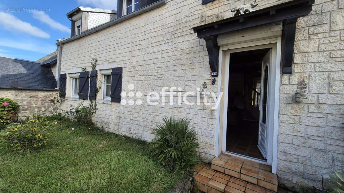 Maison à PORT-EN-BESSIN-HUPPAIN