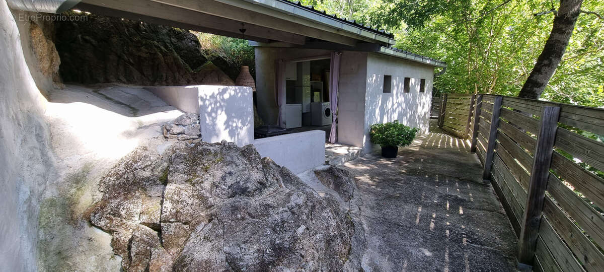 Maison à ENTRAYGUES-SUR-TRUYERE