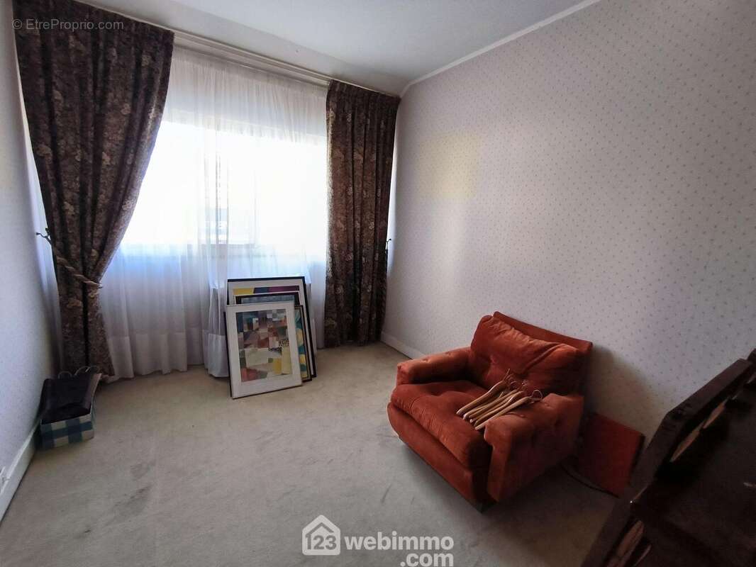 En rez-de-chaussée une première chambre de 9 m² - Maison à LAON