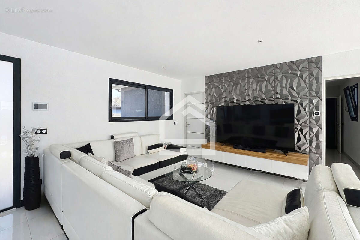 Soussans - Maison Contemporaine de 175m2, 5 chambres, piscine et garage. - photo 9