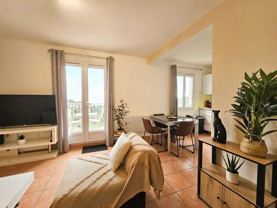 Appartement à ROQUEBRUNE-SUR-ARGENS