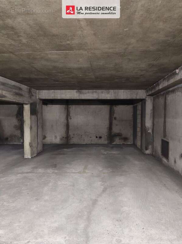 Parking à PARIS-18E