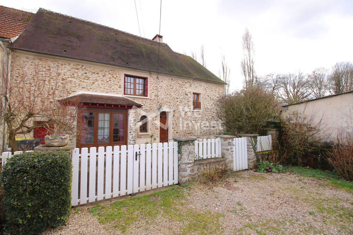 Maison à SAINT-DENIS-LES-REBAIS