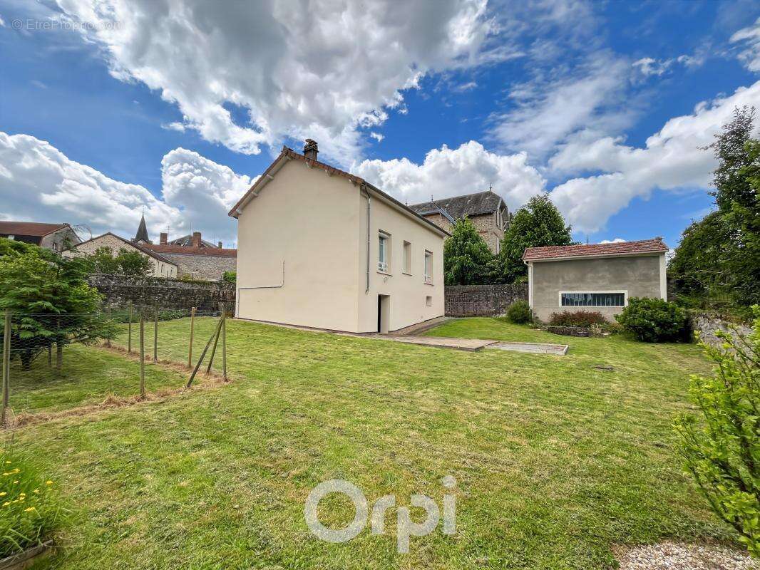 Maison à LA JONCHERE-SAINT-MAURICE