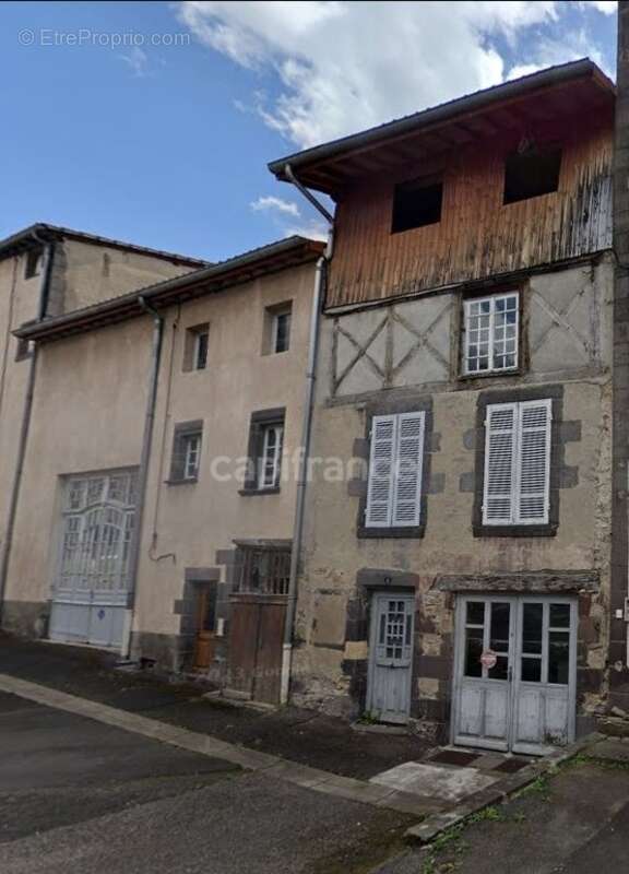 Maison à MARINGUES
