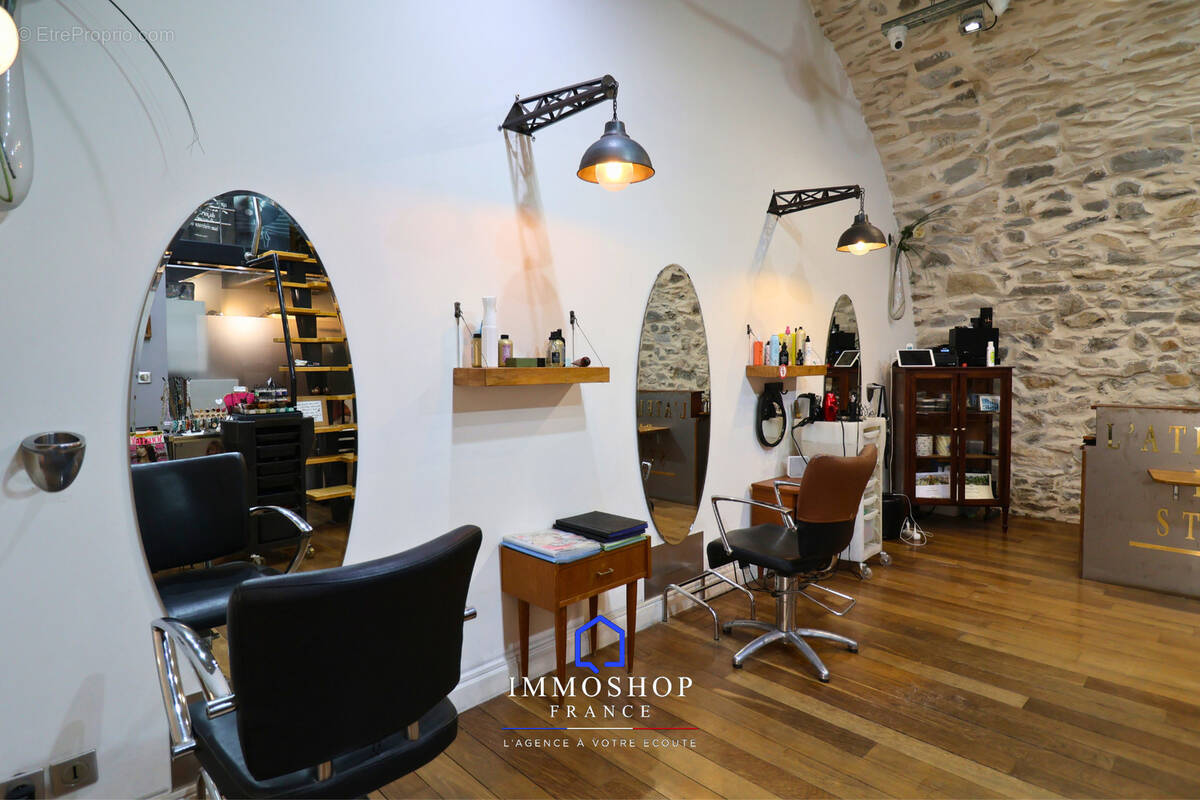 Commerce à ROQUEFORT-LA-BEDOULE