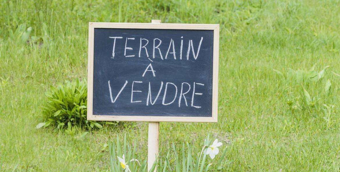 Terrain à SAINT-PAUL-LES-FONTS