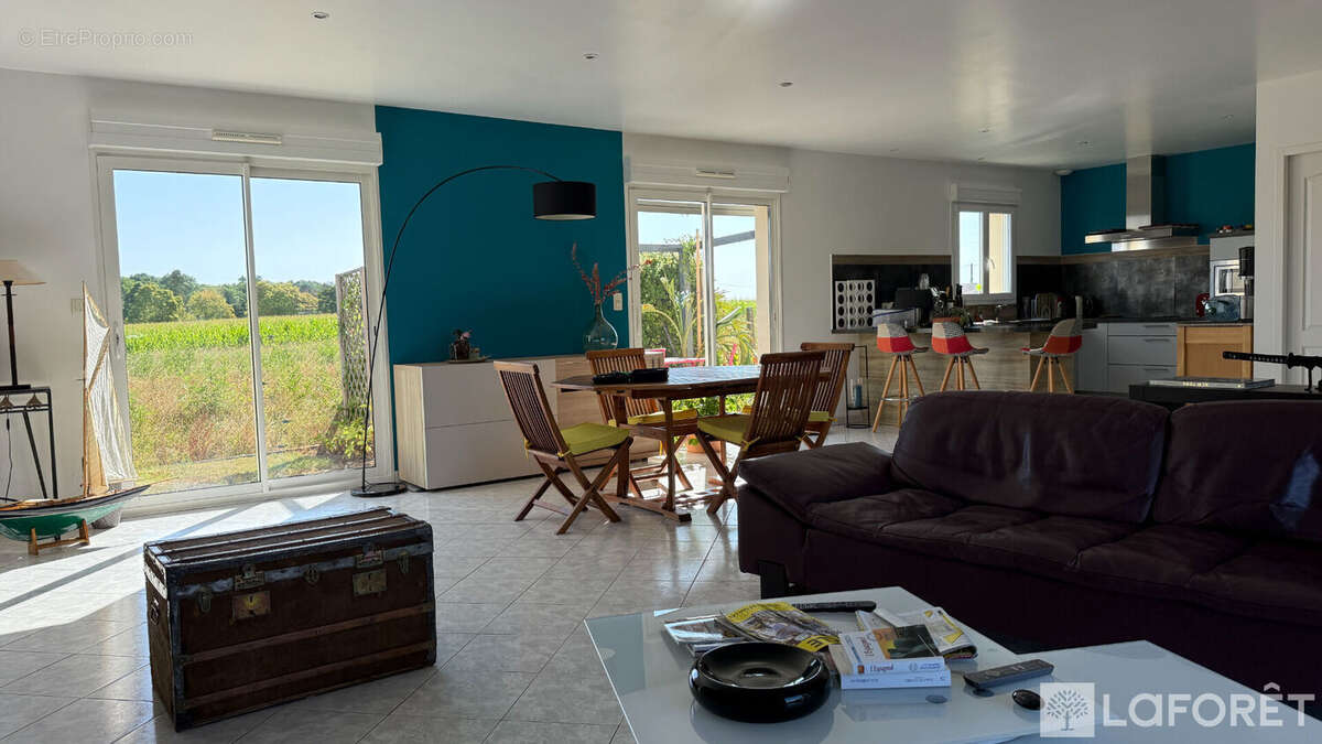 SAINTES ? Plain-pied récent de 156 m² avec 3 chambres, bureau et terrain de 1 200 m² - photo 3