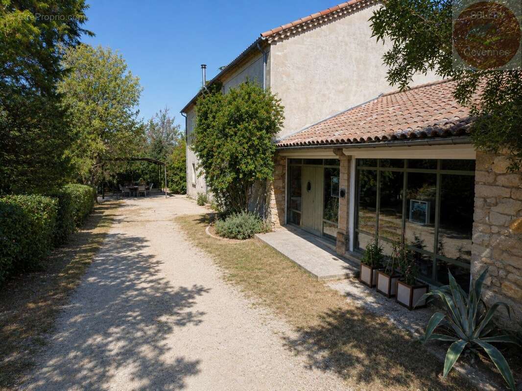 Ancienne maison vigneronne de 157m² au charme authentique avec son atelier d'artiste de 180m² et son parc arboré - photo 5