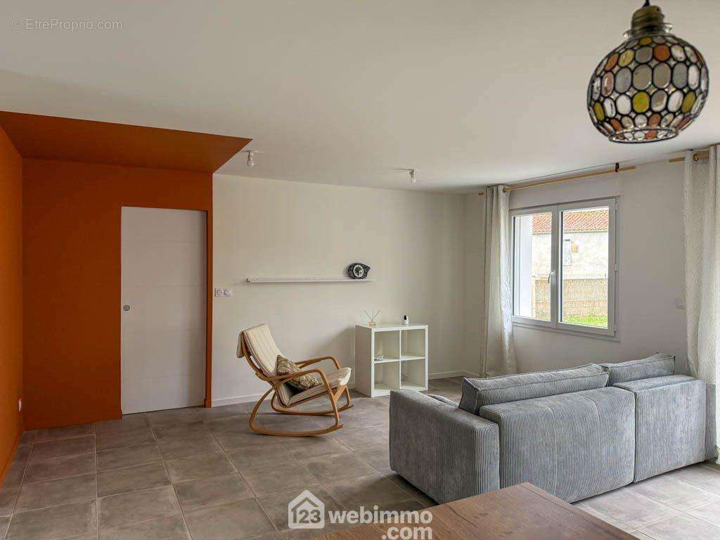 ouverte sur le salon-séjour, - Maison à POUZAUGES