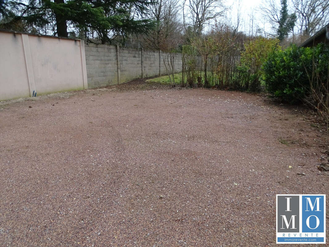 Maison à DUN-SUR-AURON