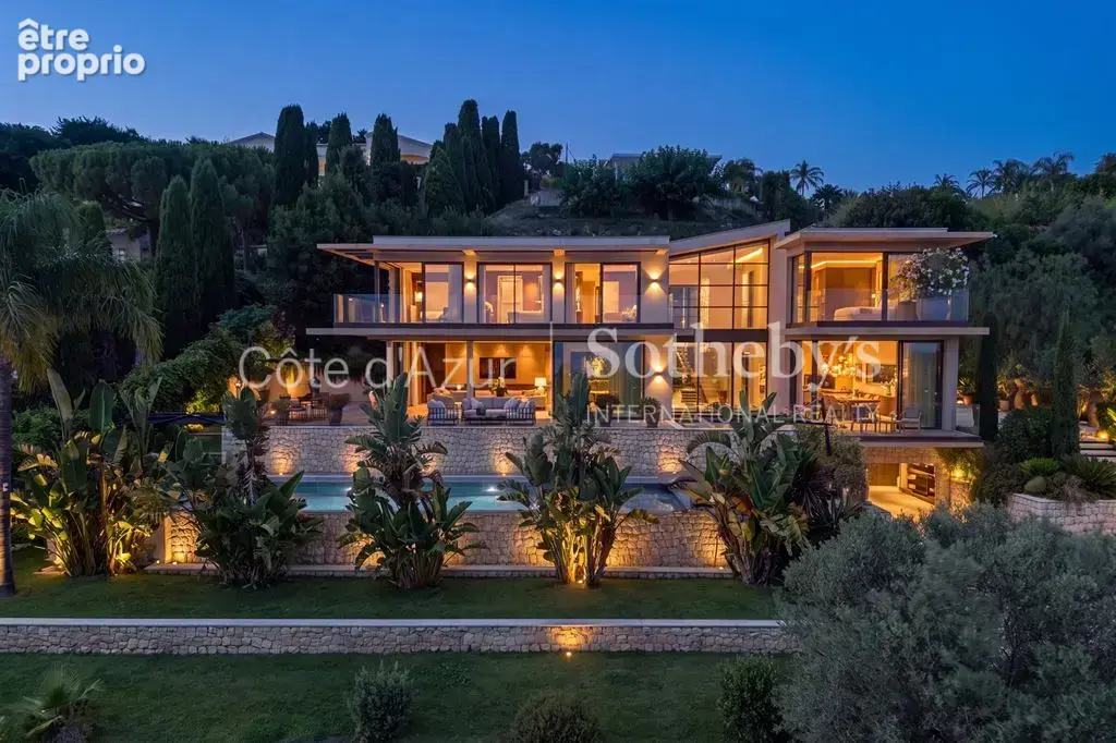 Vallauris, villa d'architecte contemporaine de 433 m² avec cinq suites, piscine miroir - photo 11
