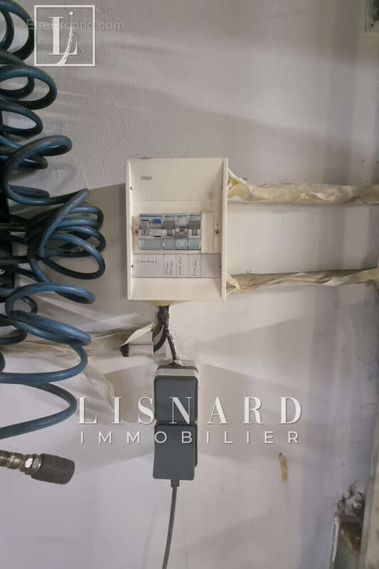 Parking à VALLAURIS