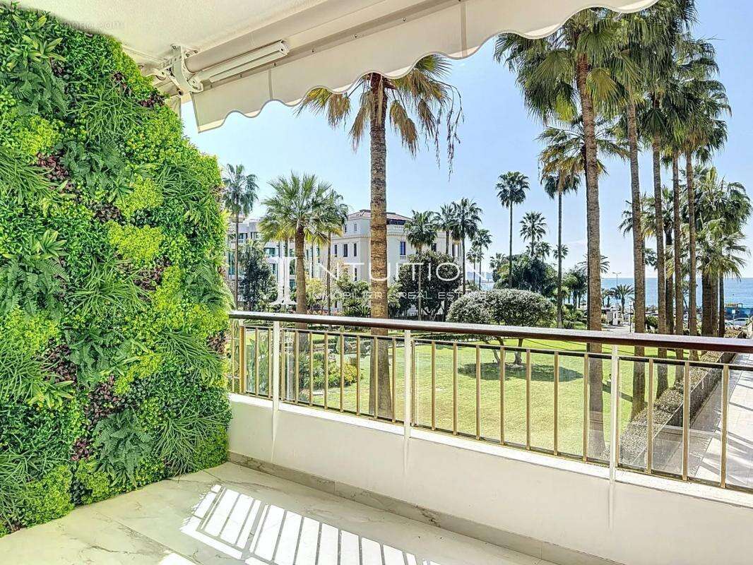 Cannes - Croisette : Magnifique appartement 3 pièces avec vue mer dans une résidence de renom - photo 2