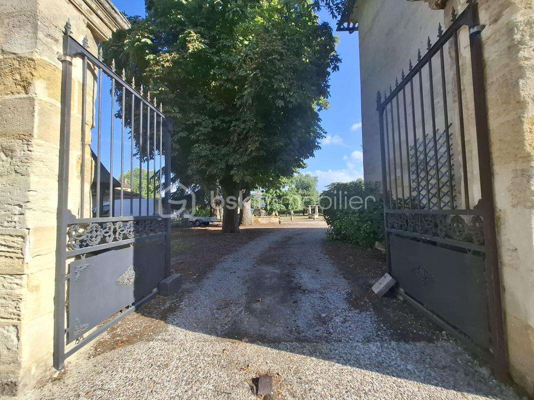 Authentique girondine 260 m² – Terrain arboré de 2 500 m² – Sainte-Terre (33350) - photo 27
