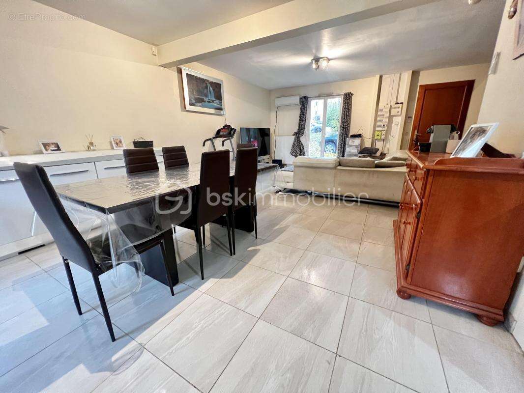 Maison familiale sur Coulommiers même : De très beau volumes Un bien rare sur ce prix là avec Beaucoup de potentiel !! - photo 3
