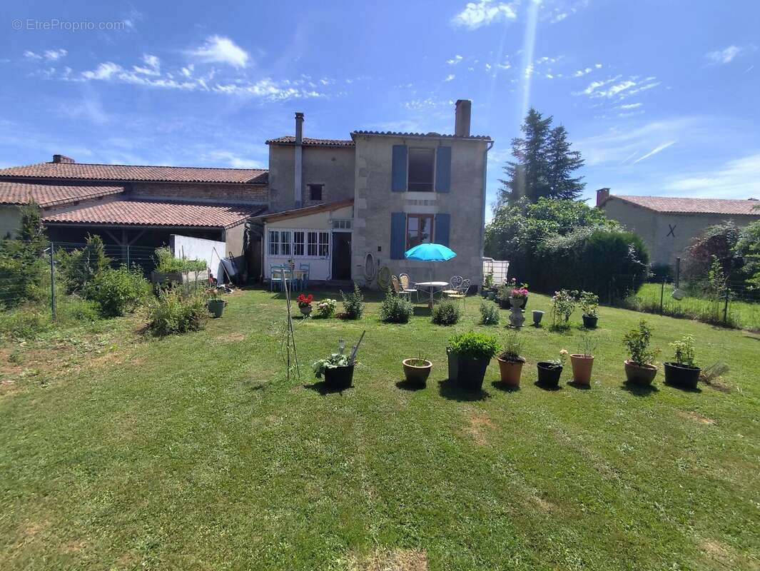 Joli cottage de 3 chambres avec grand jardin et grange, près de Civray - photo 2