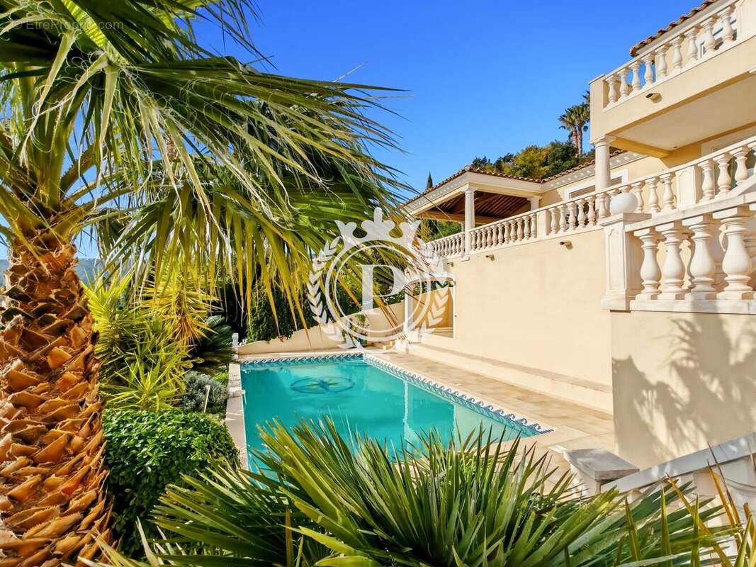 Maison à ROQUEBRUNE-SUR-ARGENS