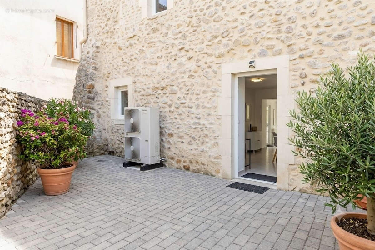 Maison de village entièrement rénovée avec garage et terrasse - photo 2