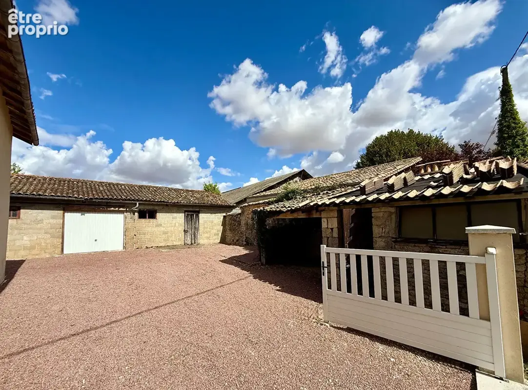 Maison de village française de caractère avec 4 chambres, jardin et dépendances - photo 18
