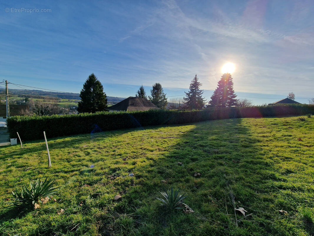 Terrain à LA CHAPELLE-DE-LA-TOUR