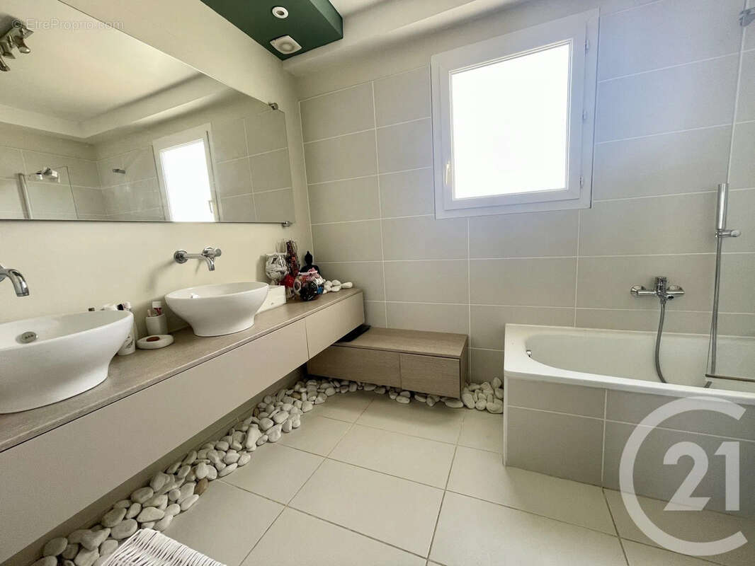 Maison 154 m² à L'isle-Jourdain  - photo 9
