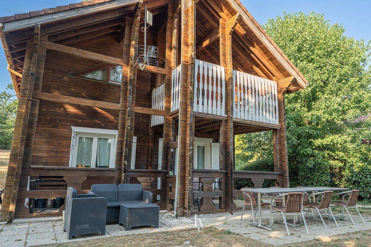 Maison 320 m² à Meilhac  - photo 8