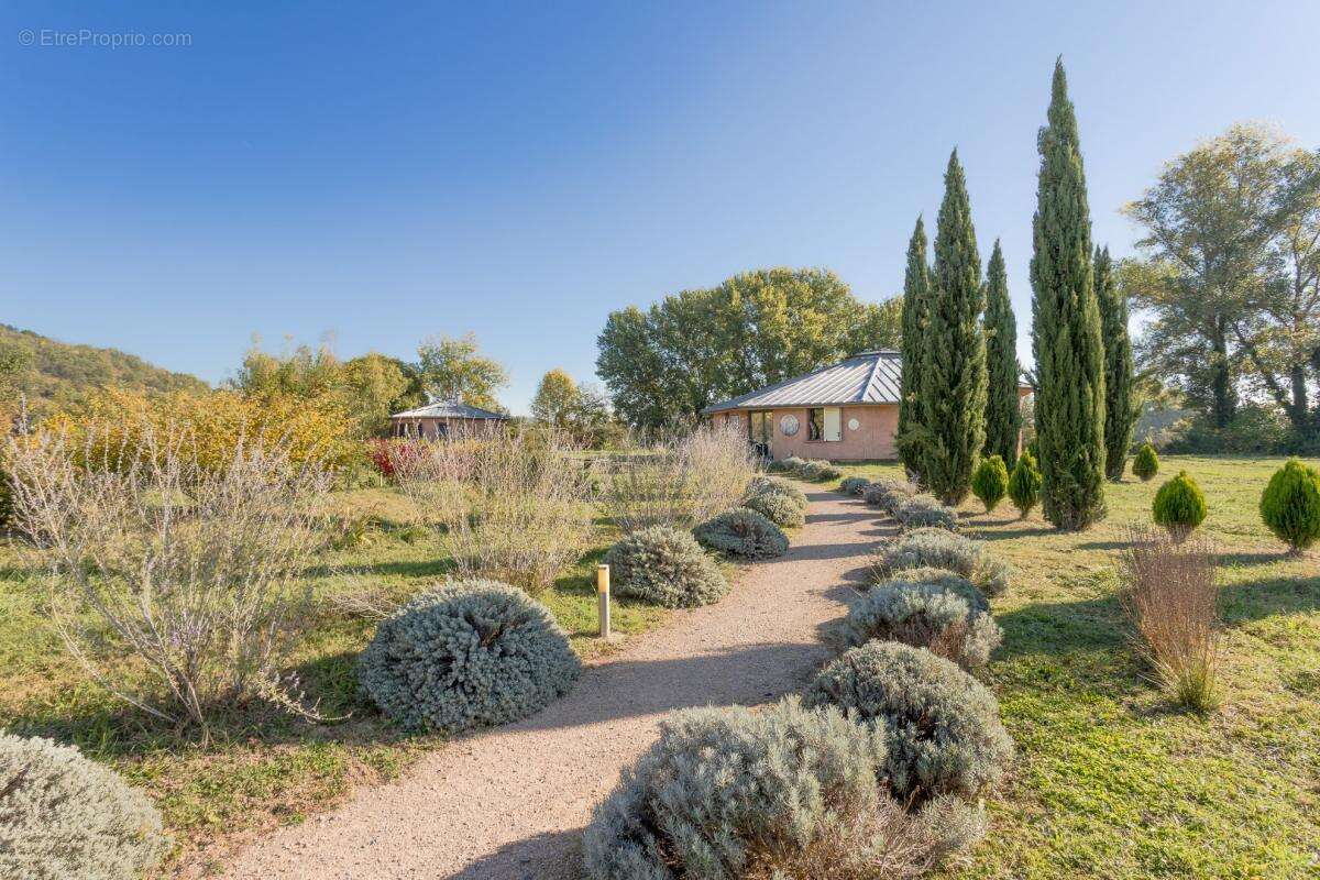 Commerce à CASTELNAU-DE-LEVIS