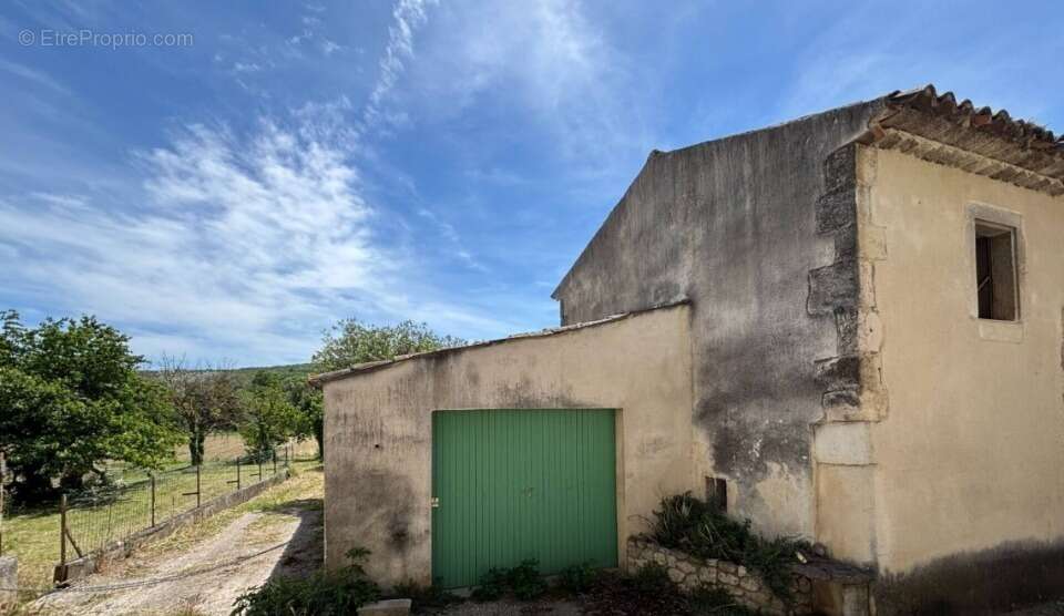 Terrain à LES GRANGES-GONTARDES