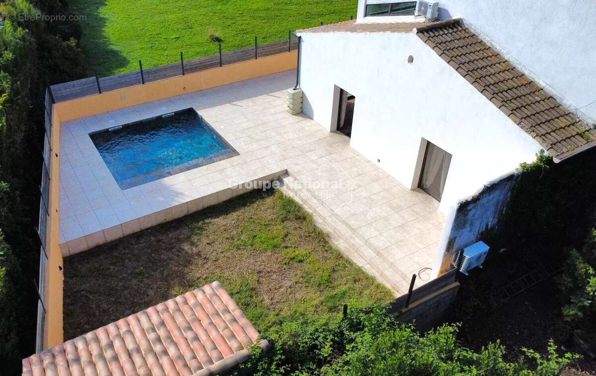 Maison à ENTRAIGUES-SUR-LA-SORGUE