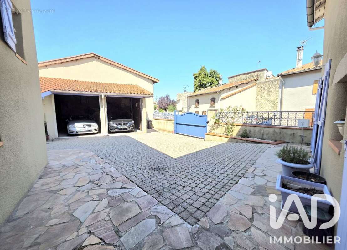 Maison 225 m² à Saint-Marcellin-En-Forez  - photo 3
