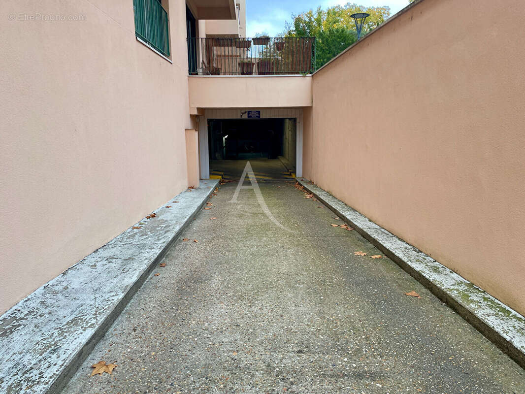 Parking à GIF-SUR-YVETTE