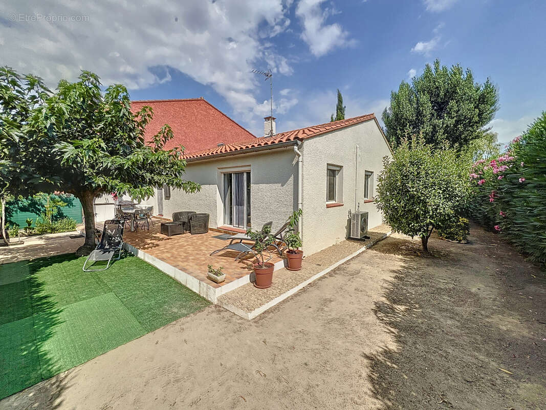 Maison à SAINT-LAURENT-DE-LA-SALANQUE