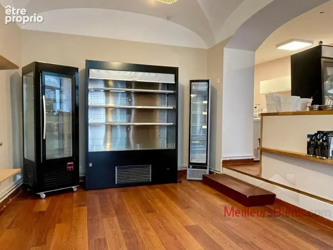 Droit au bail - Local commercial rénové de 41 m² – Rue piétonne – Terrasse – Loyer 456 €/mois - Lons le Saunier - photo 2