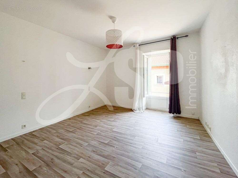 Appartement T3 dans maison de village - Appartement à SERRE-NERPOL