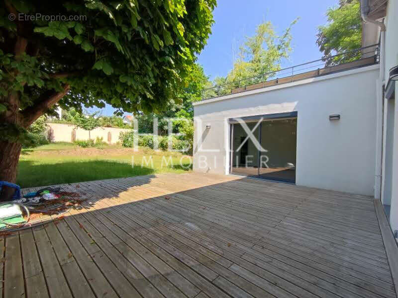 Maison à LE MESNIL-LE-ROI