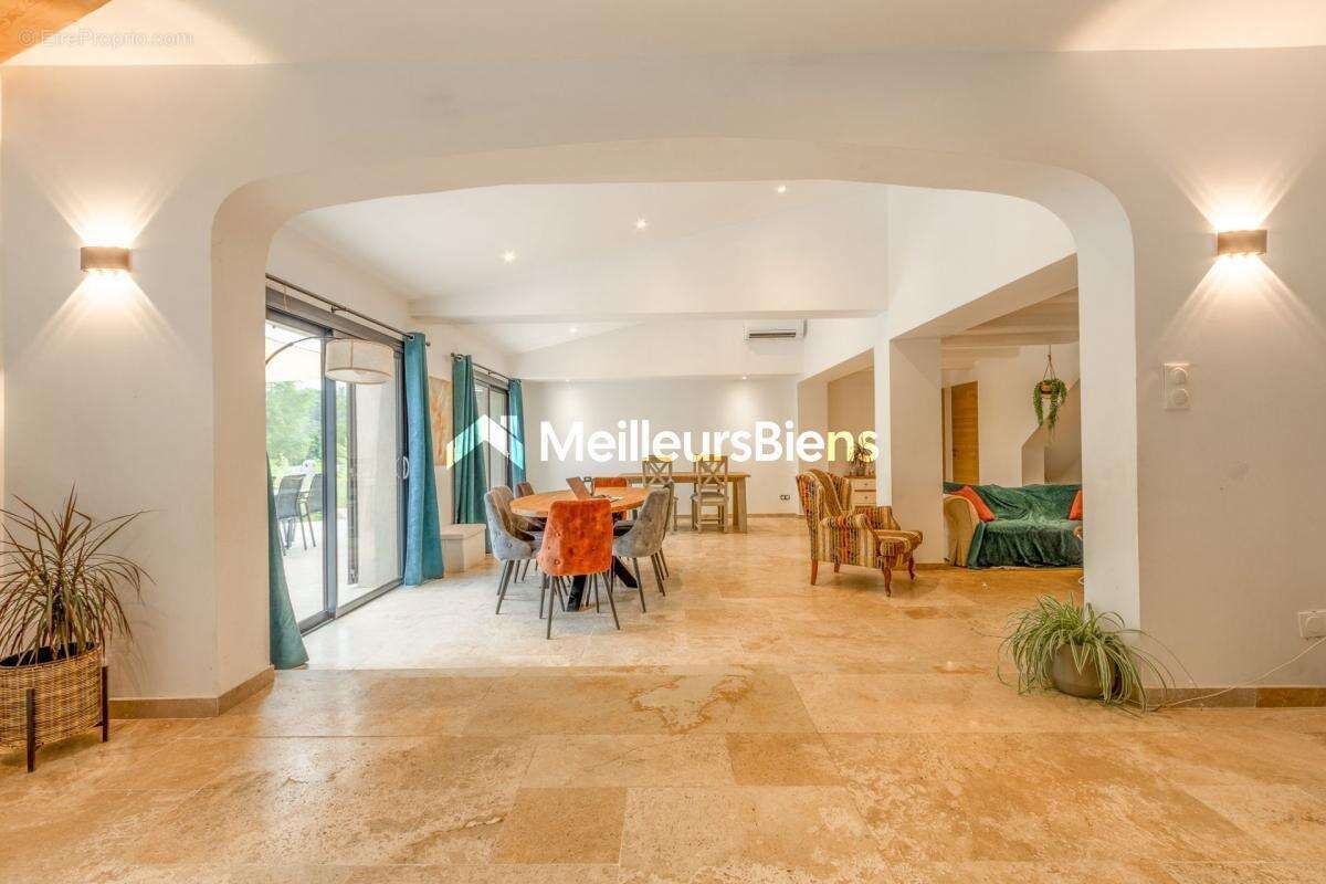 Maison à ROQUEBRUNE-SUR-ARGENS