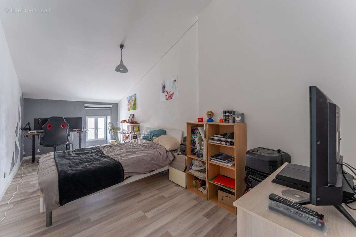 Grande maison de ville avec 6 chambres, dépendance sur deux niveaux et jardin - photo 15
