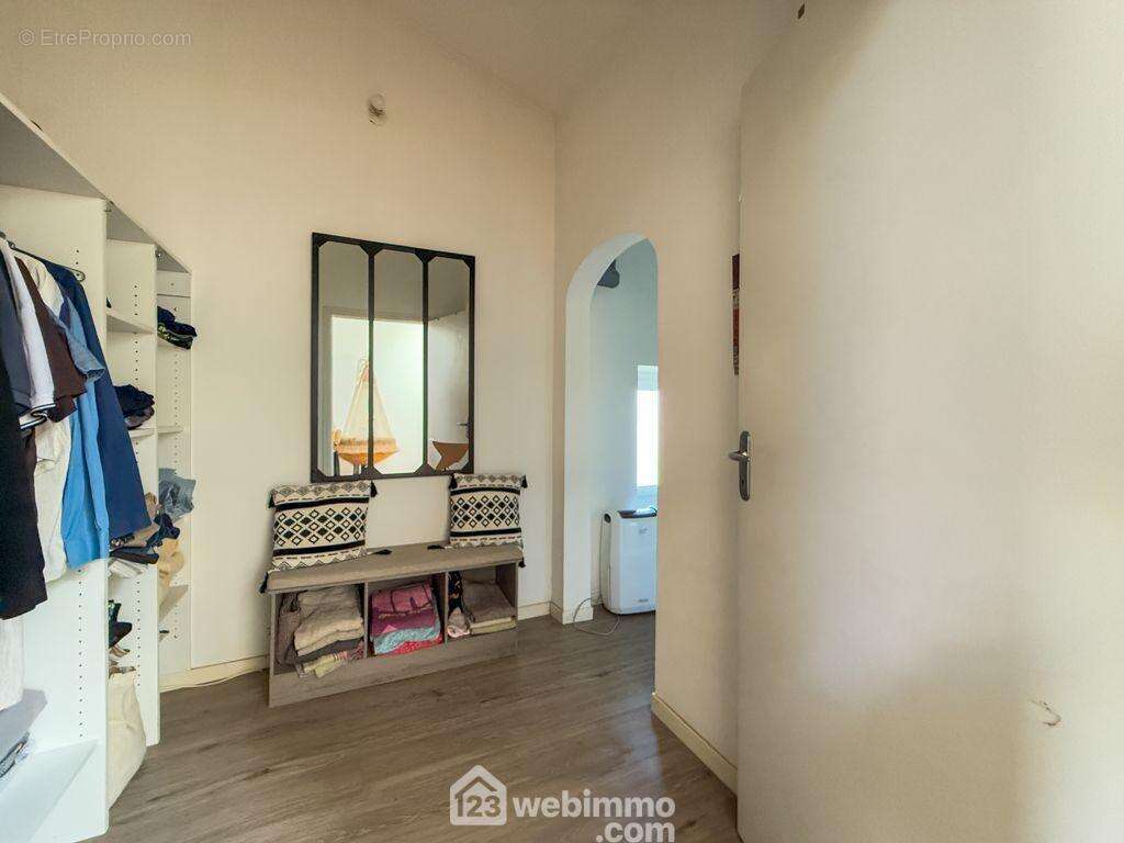 un espace dressing - Maison à MONTOURNAIS