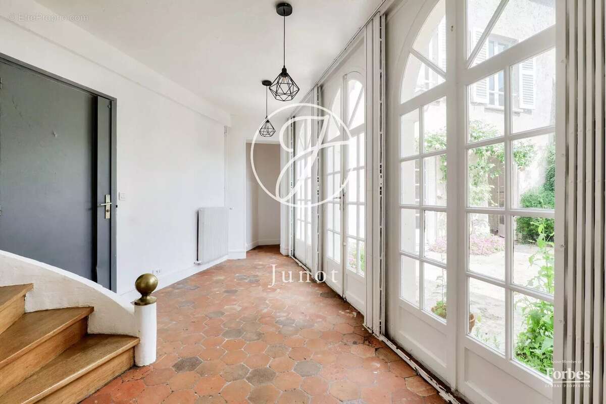 Maison à MARNES-LA-COQUETTE