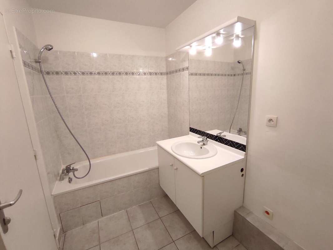   - Appartement à VILLEURBANNE