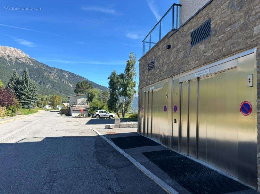 Parking à SAINT-CHAFFREY