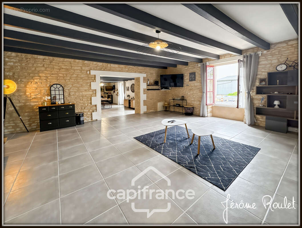 Maison en pierre à vendre 6 pièces 4 chambres + studio indépendant sur terrain 3 260 m² avec dépendances Champigny-En-Rochereau  - photo 3