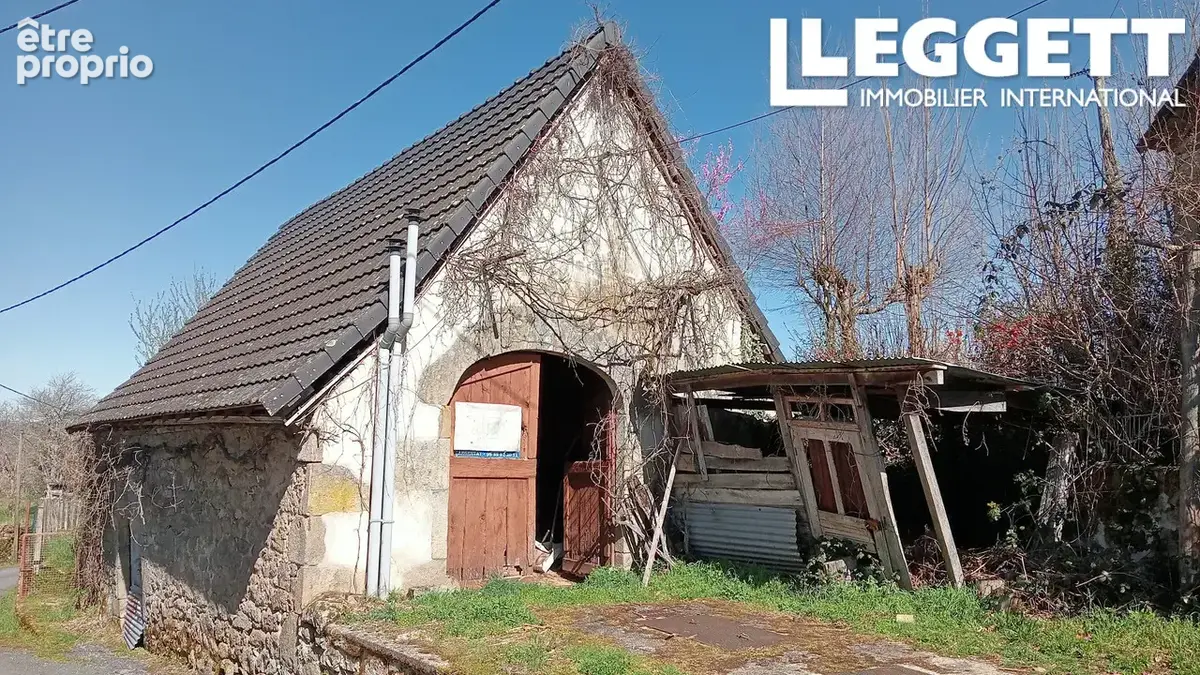 SOUS OFFRE D'ACHAT - Dans un beau village calme, maison de village à rénover et ses 2 dépendances - photo 2