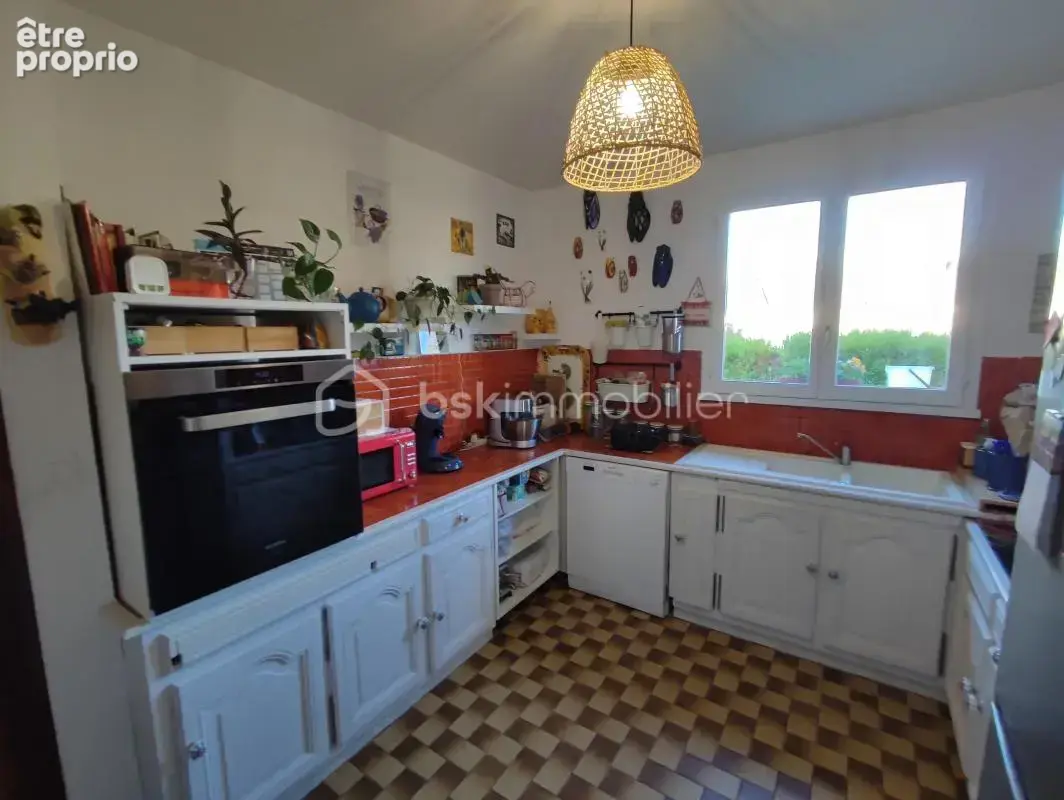 Pavillon sur sous-sol de 184 m² avec jardin et dépendance - photo 3