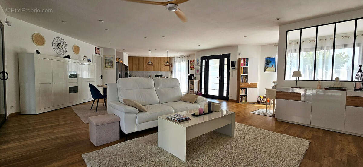 Maison 177 m² à Saint-Laurent-Des-Vignes  - photo 6