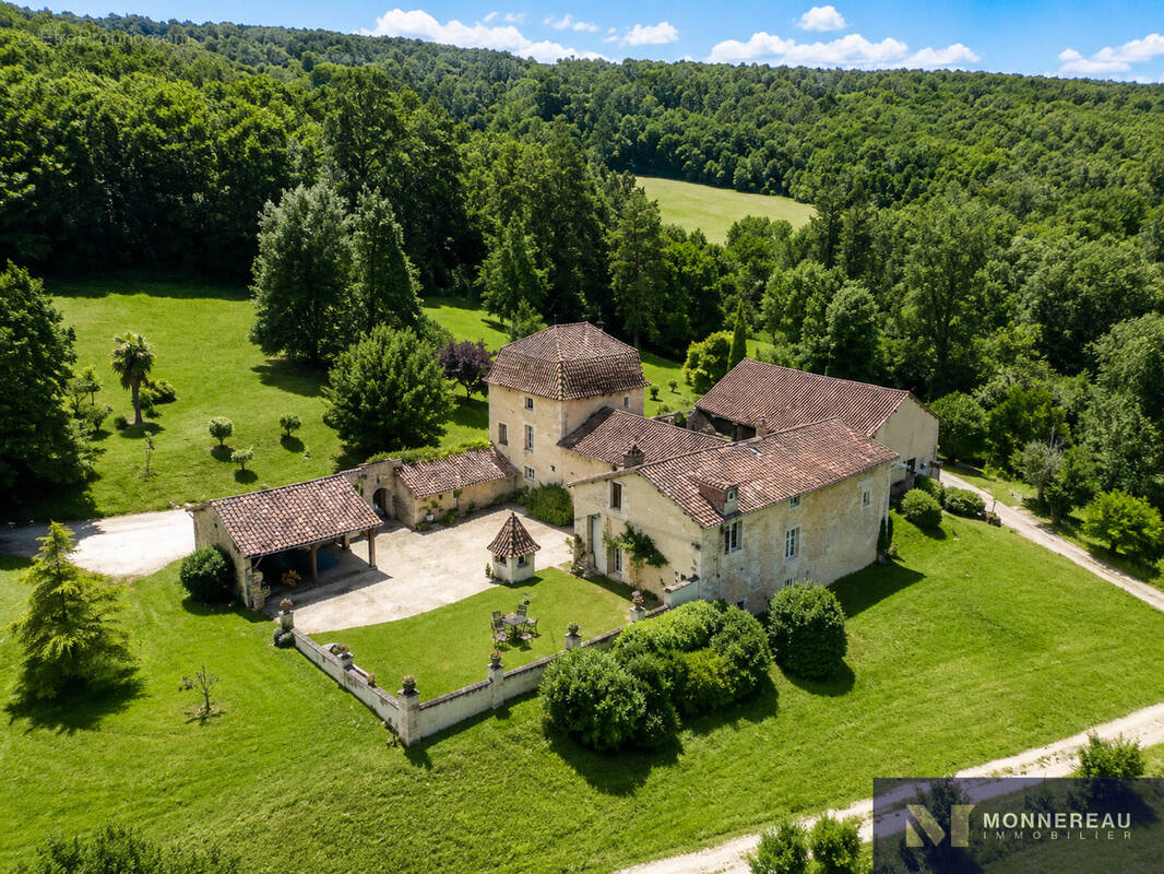 Maison à LEGUILLAC-DE-L'AUCHE
