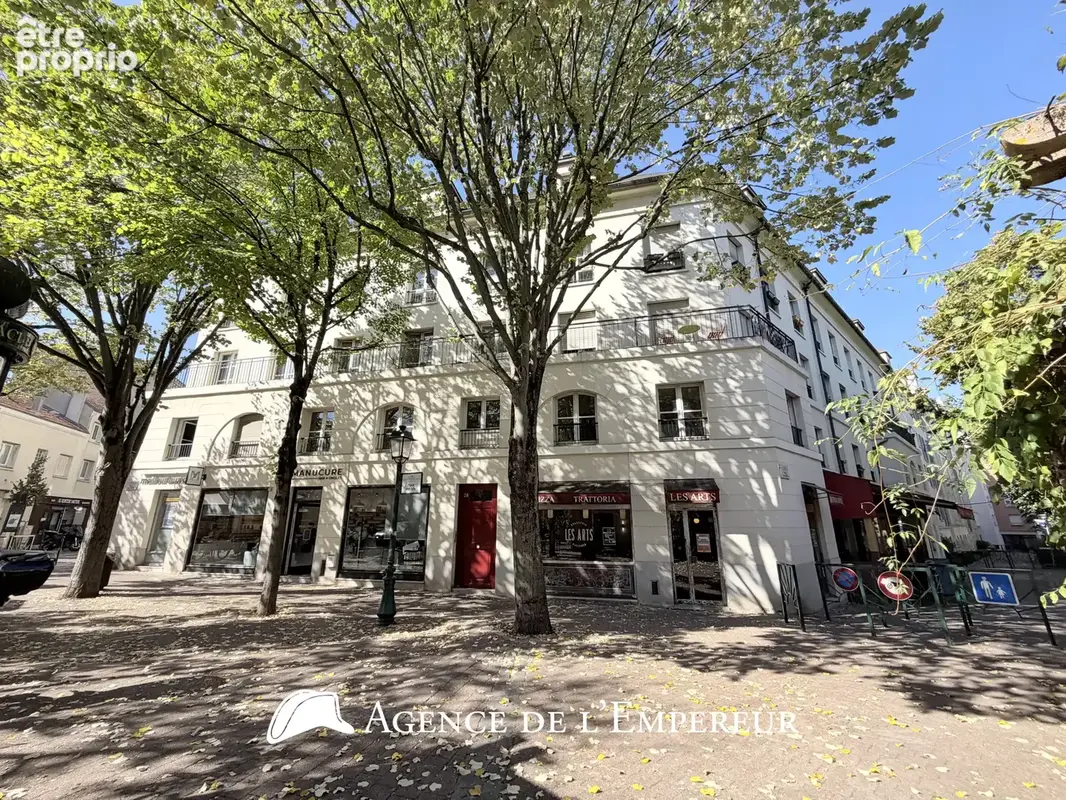 Grand studio 43 m2 (50 m2 au sol) — Dernier étage. Place des Arts. Parking et cave. - photo 4