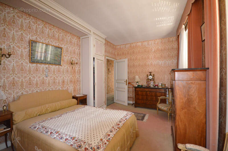 CHATEAU THIERRY (02)  centre, à vendre grande maison bourgeoise de 400 m2 habitables avec bâtiment de 800 m2 - photo 14