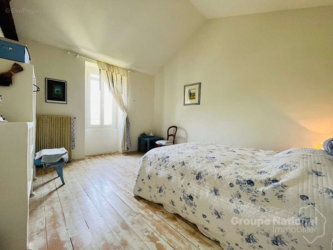 Maison à SAINT-LAURENT-DE-CARNOLS